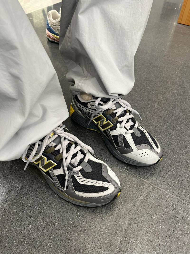 New Balance M1906 view