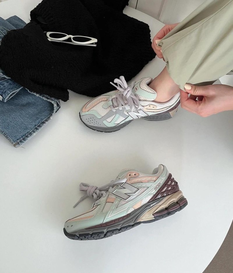 New Balance M1906 view
