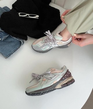 New Balance M1906 view 2