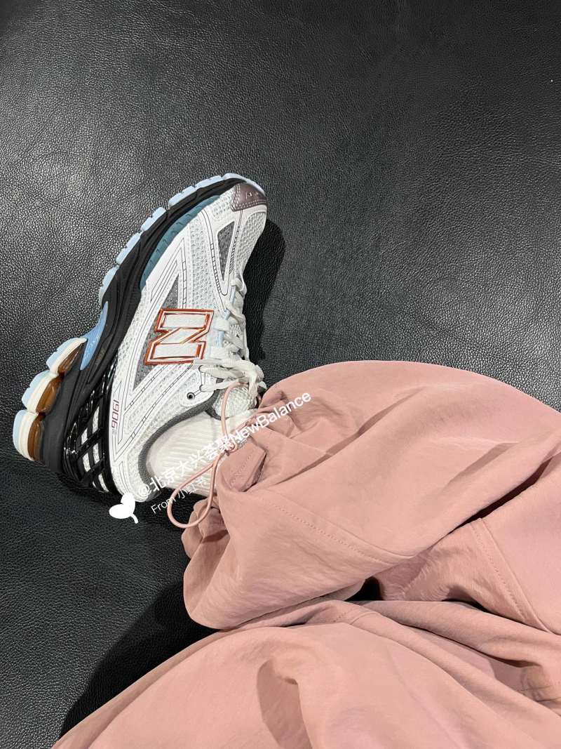 New Balance M1906 view