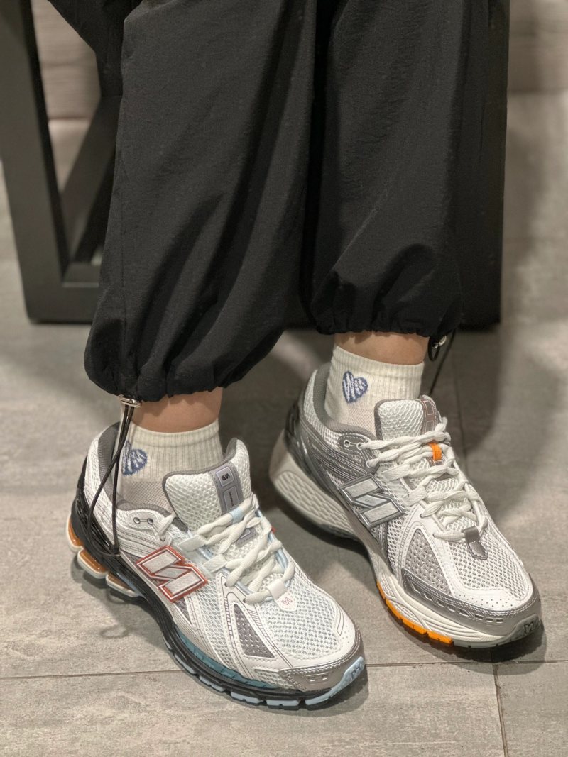 New Balance M1906 view