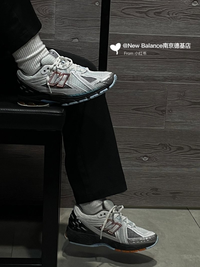New Balance M1906 view