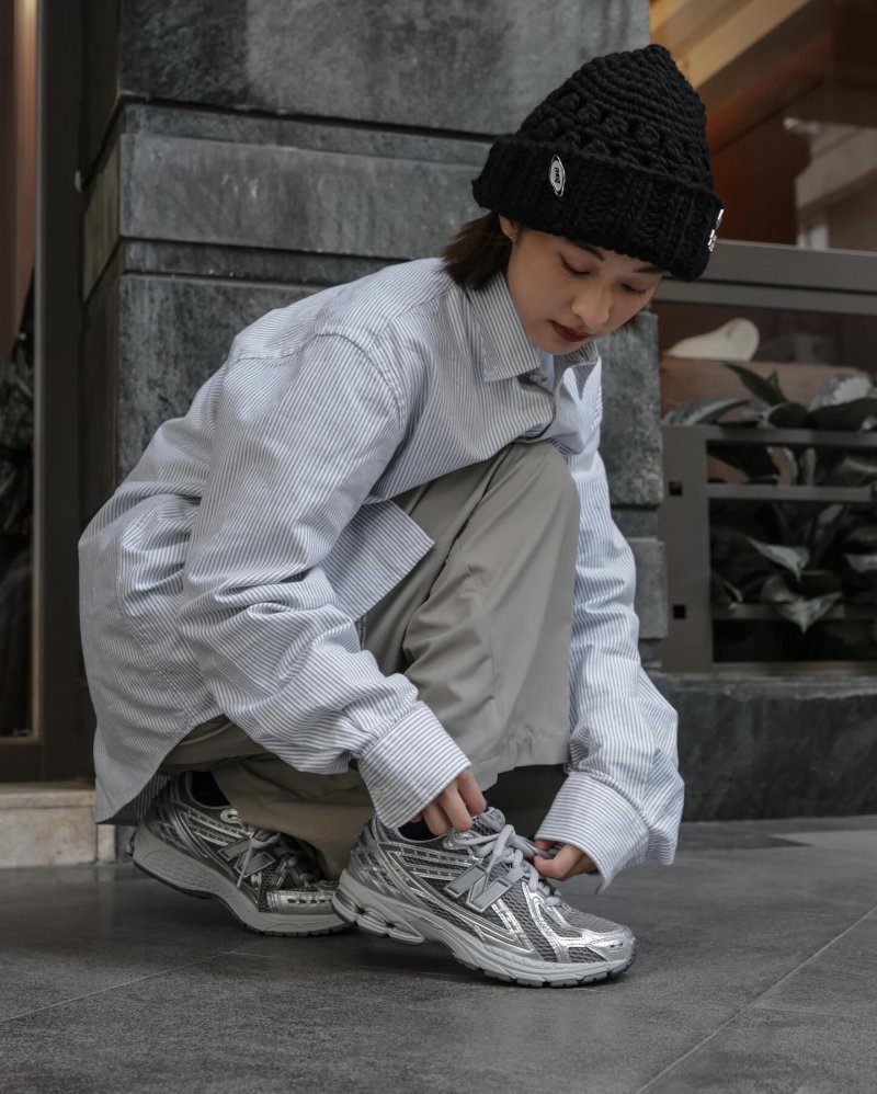 New Balance M1906 view