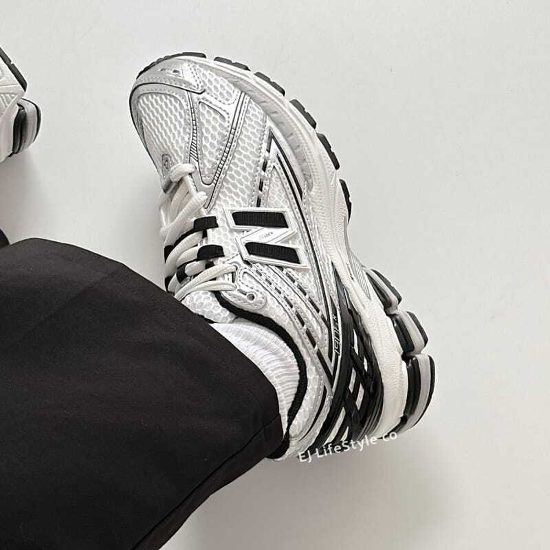 New Balance M1906 view