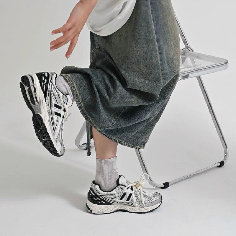 New Balance M1906 view