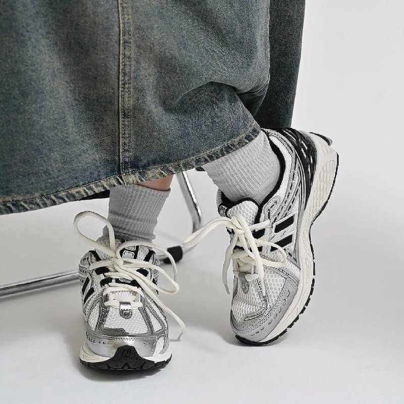 New Balance M1906 view