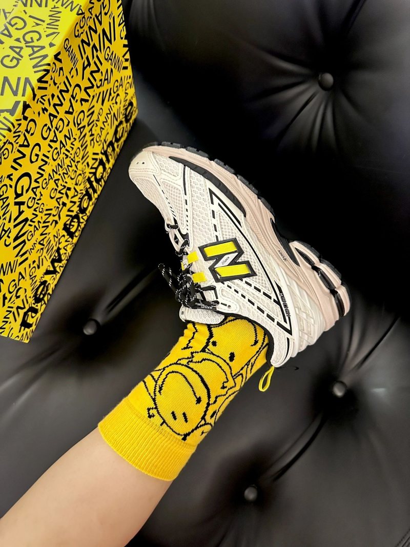 New Balance M1906 view