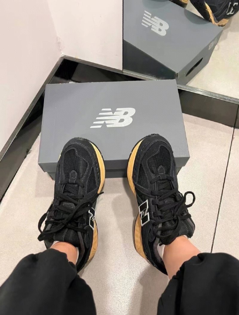 New Balance M1906 view