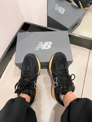 New Balance M1906 view 2
