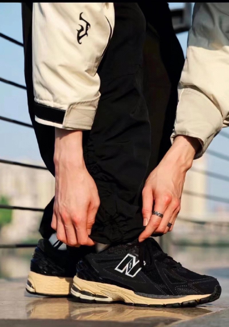 New Balance M1906 view