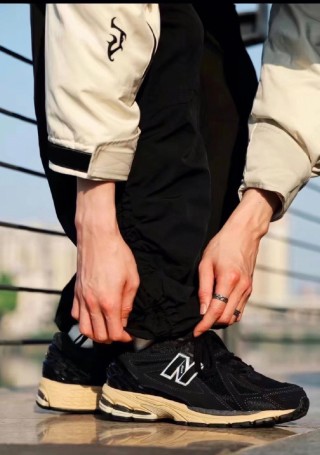 New Balance M1906 view 3