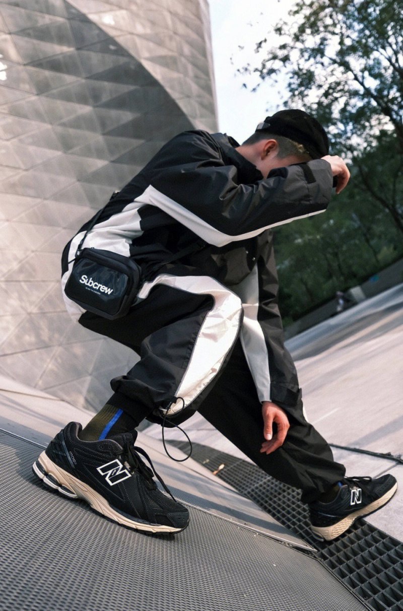 New Balance M1906 view