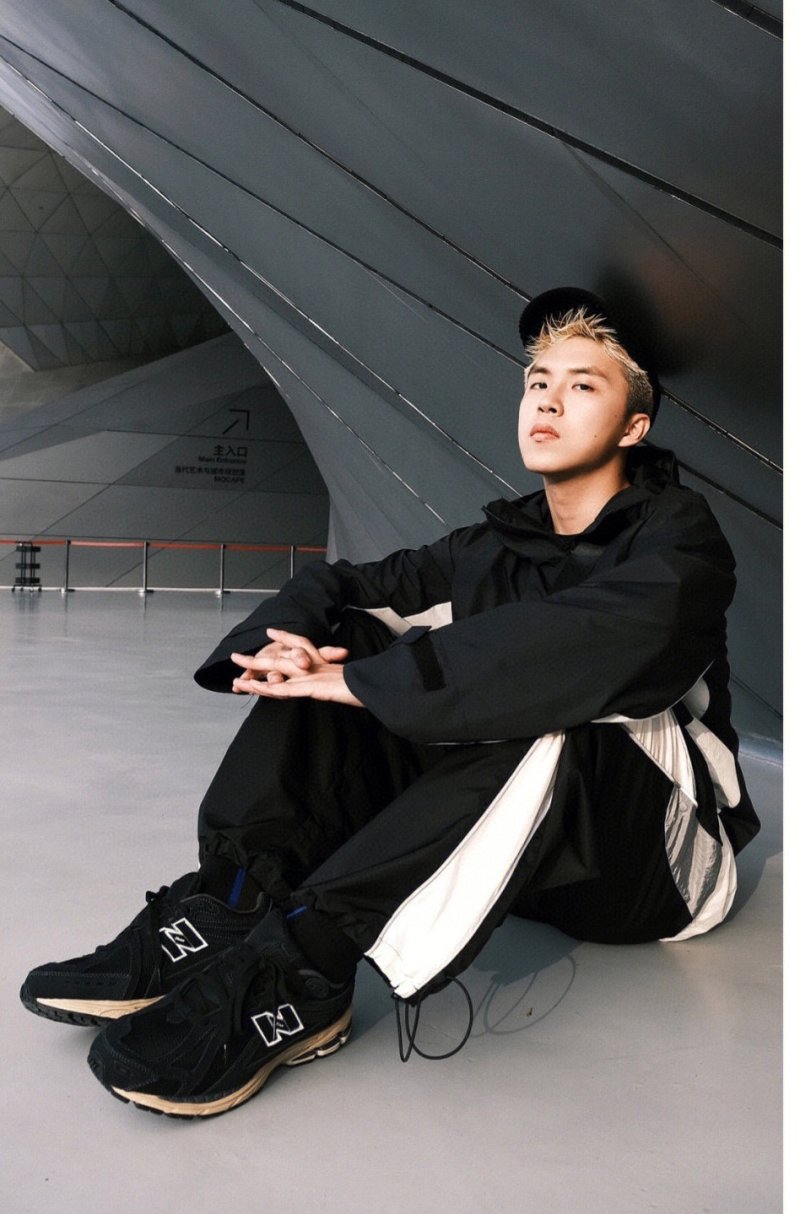 New Balance M1906 view