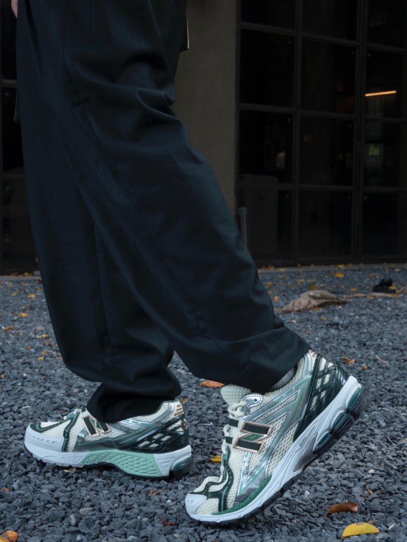 New Balance M1906 view