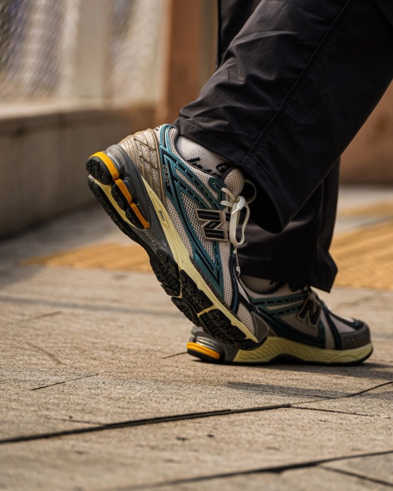 New Balance M1906 view