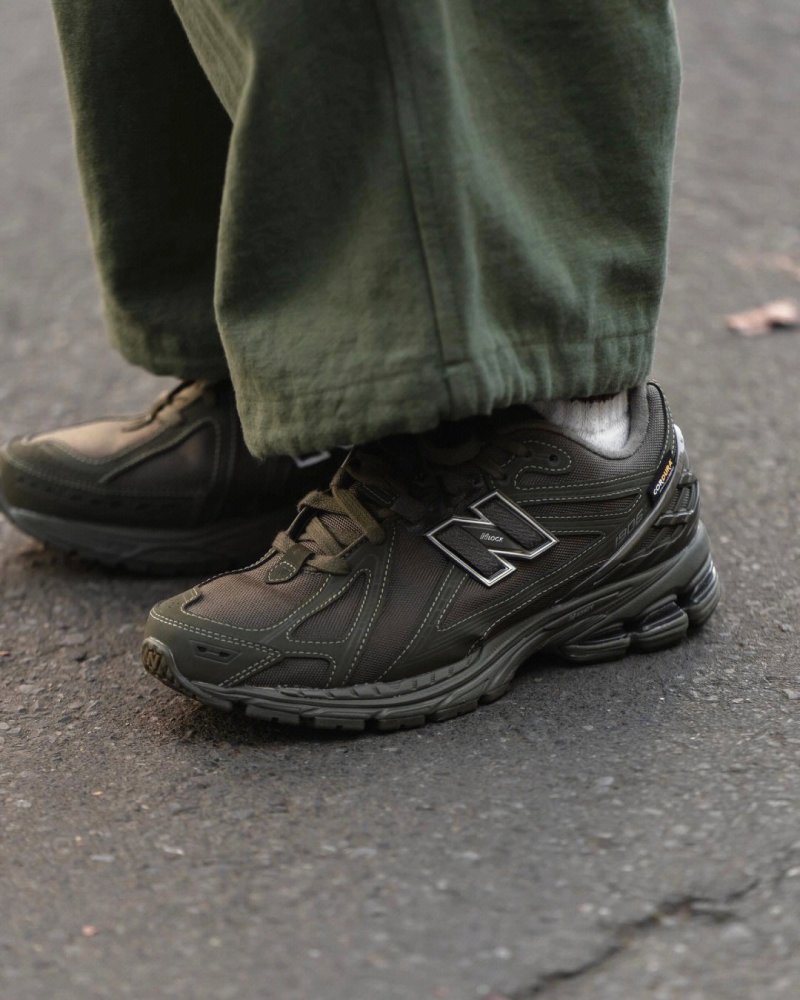 New Balance M1906 view