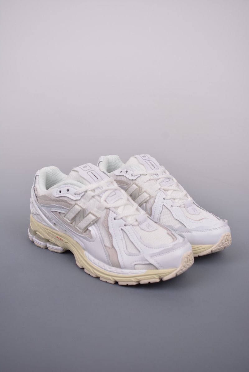 New Balance M1906 view