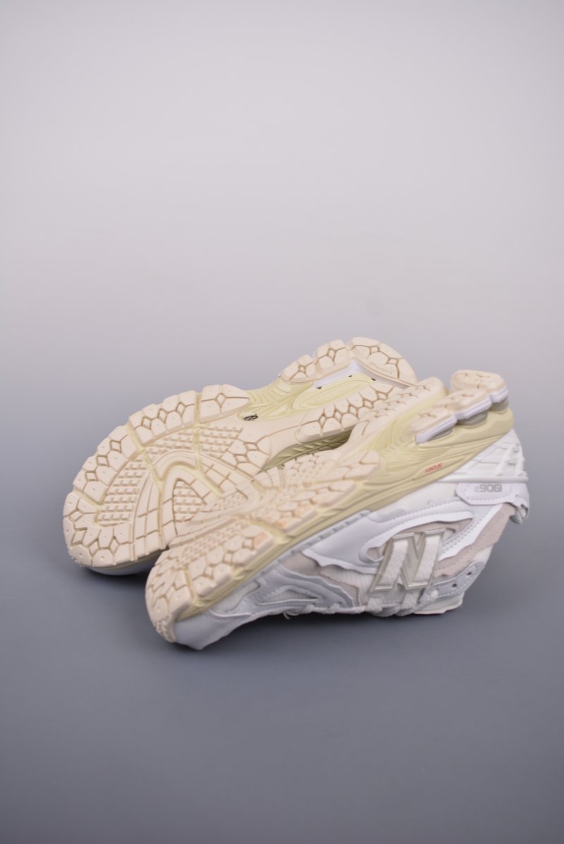 New Balance M1906 view