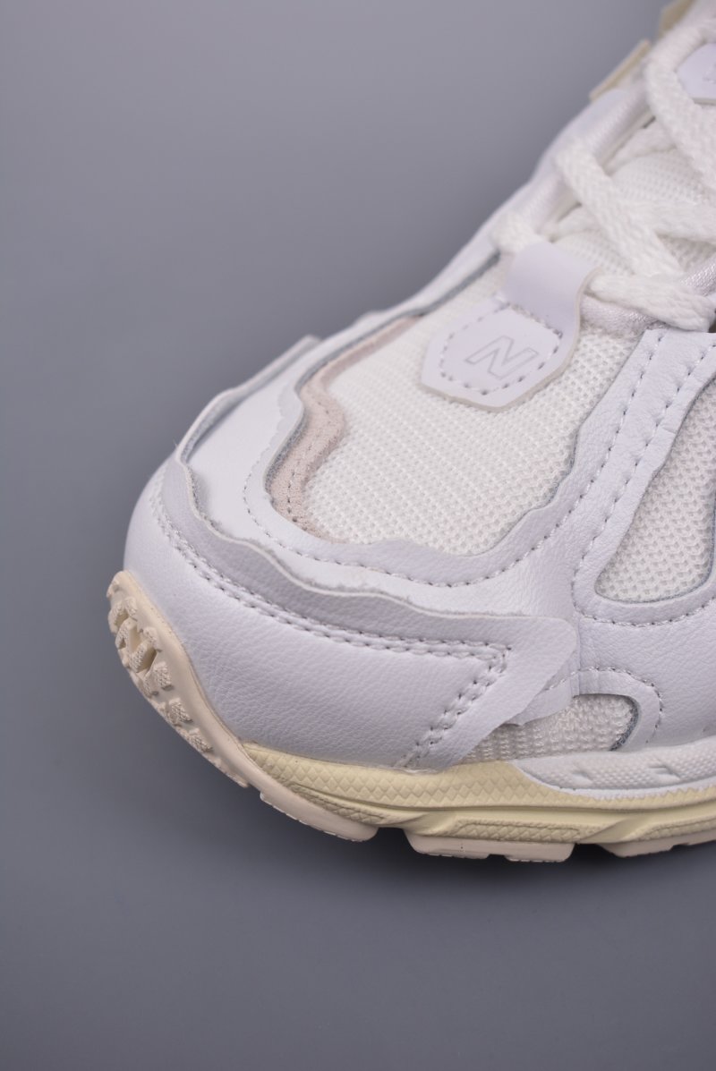 New Balance M1906 view