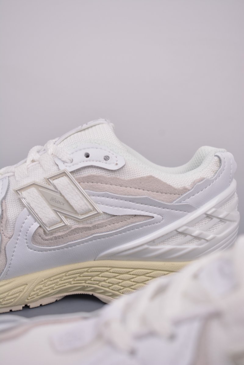 New Balance M1906 view