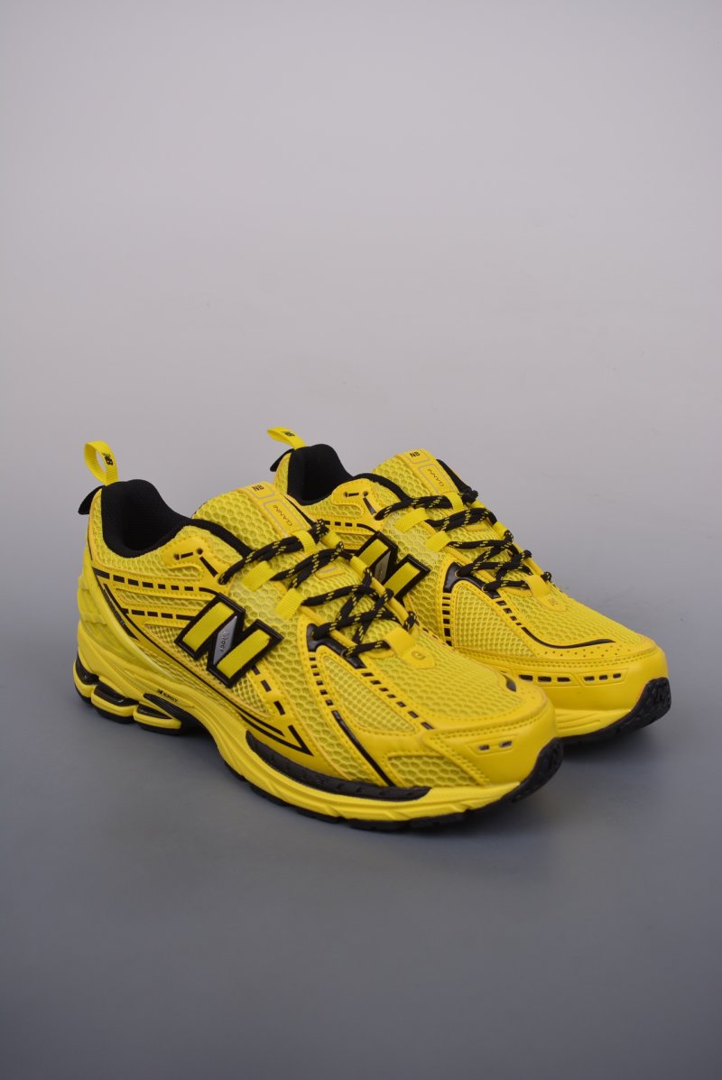 New Balance M1906 view