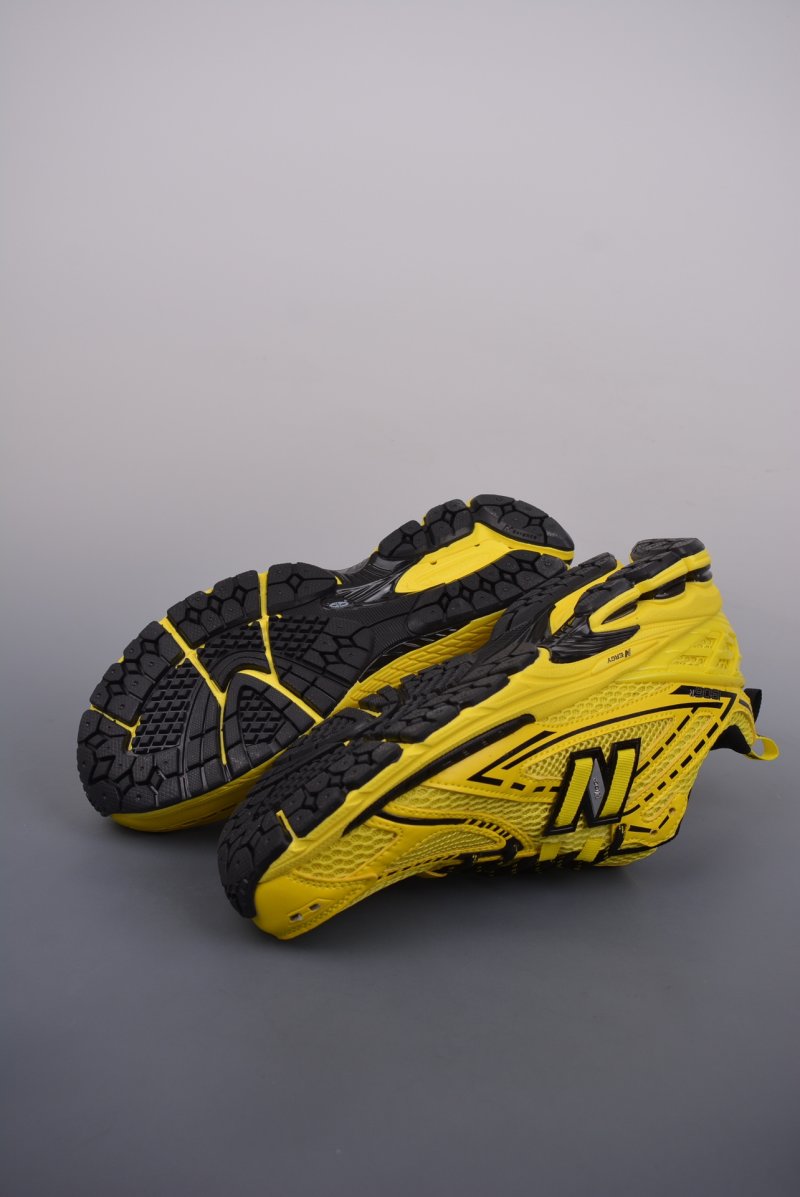 New Balance M1906 view