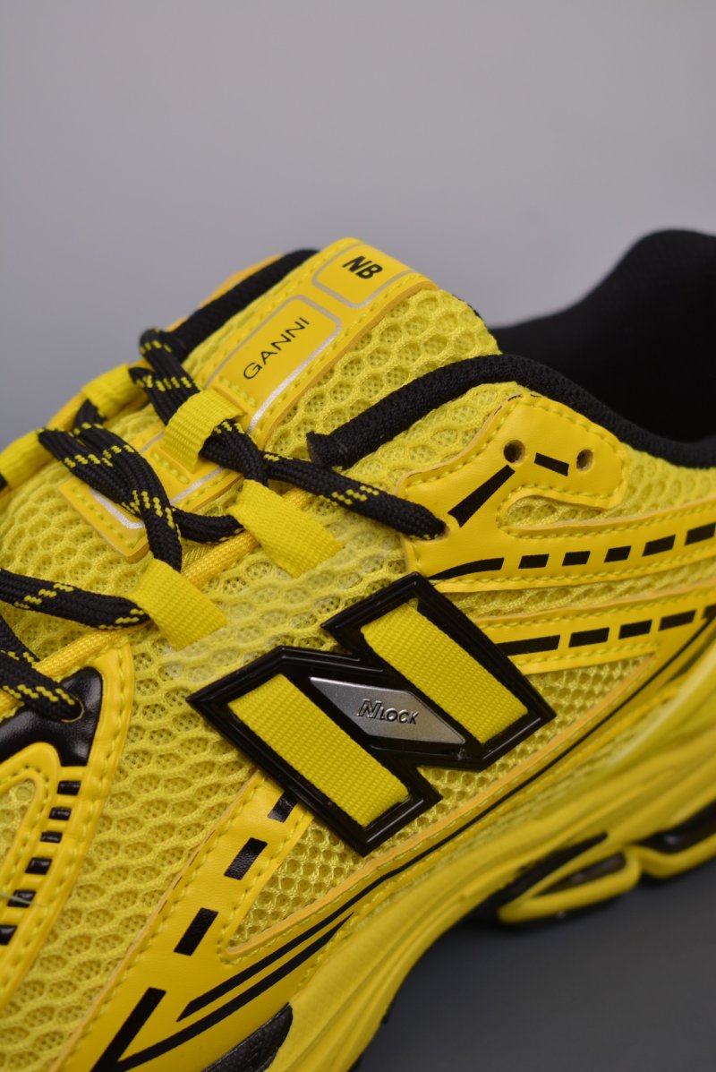 New Balance M1906 view