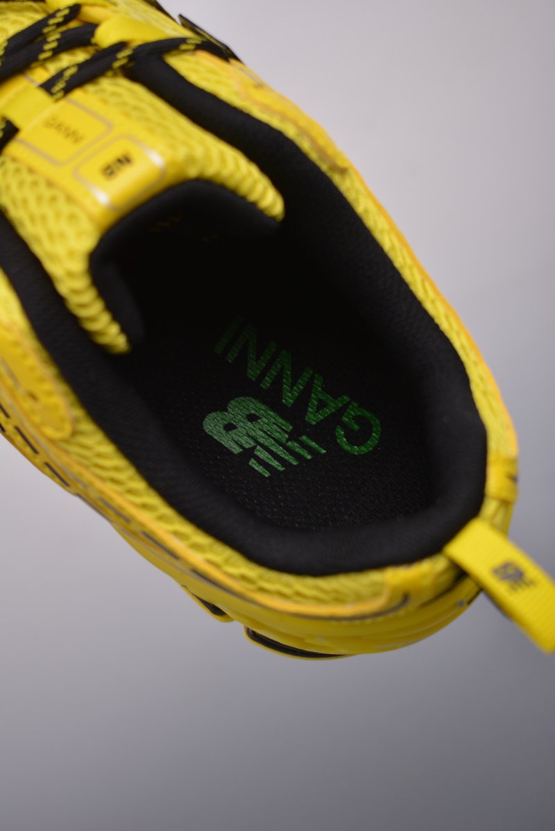 New Balance M1906 view