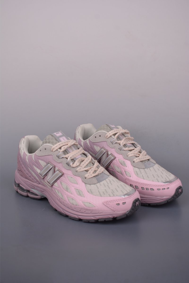 New Balance M1906 view