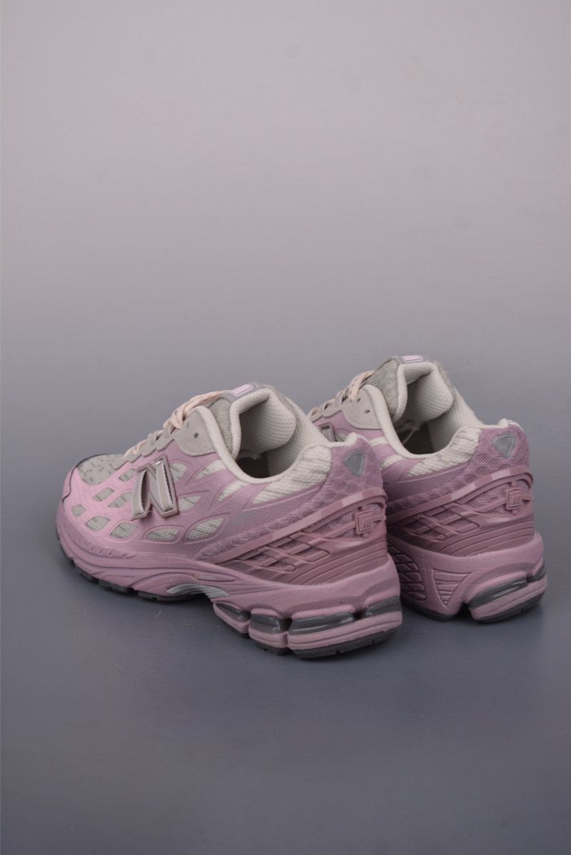 New Balance M1906 view