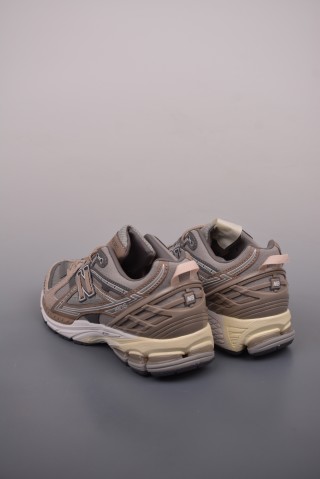 New Balance M1906 view 2