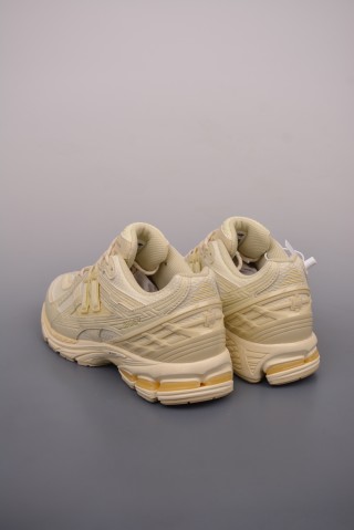 New Balance M1906 view 2