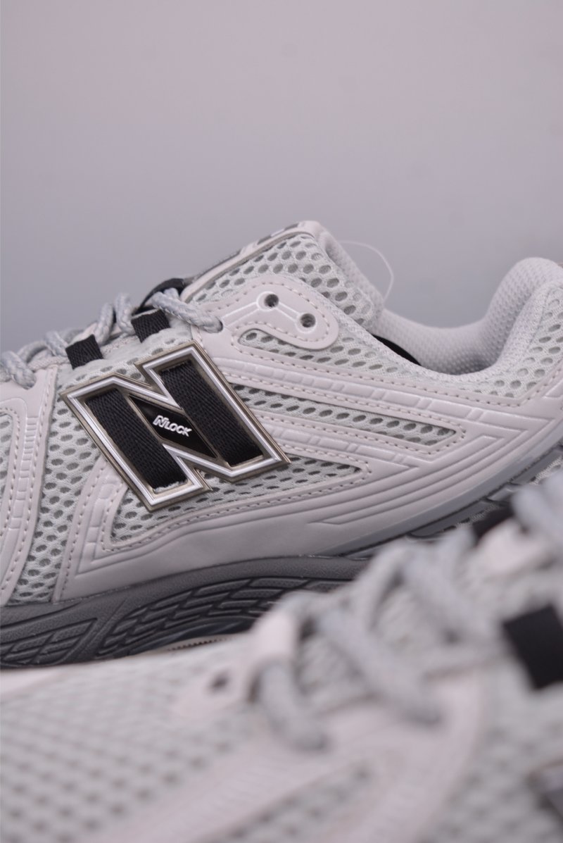 New Balance M1906 view