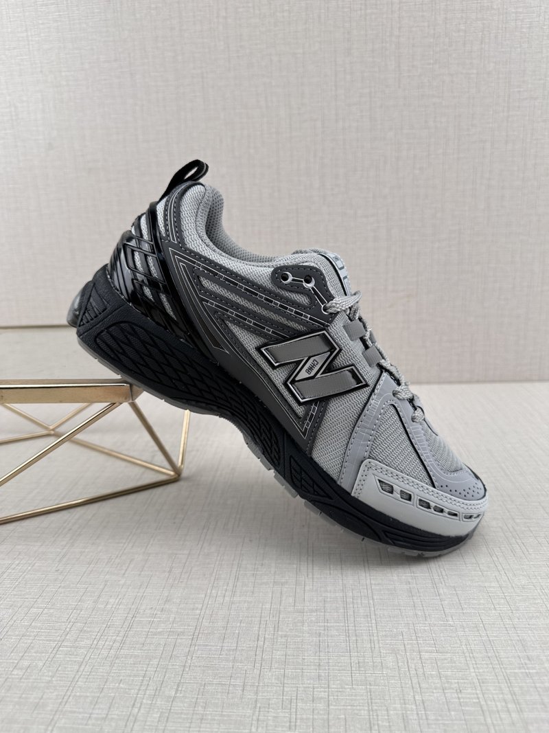 New Balance M1906 view