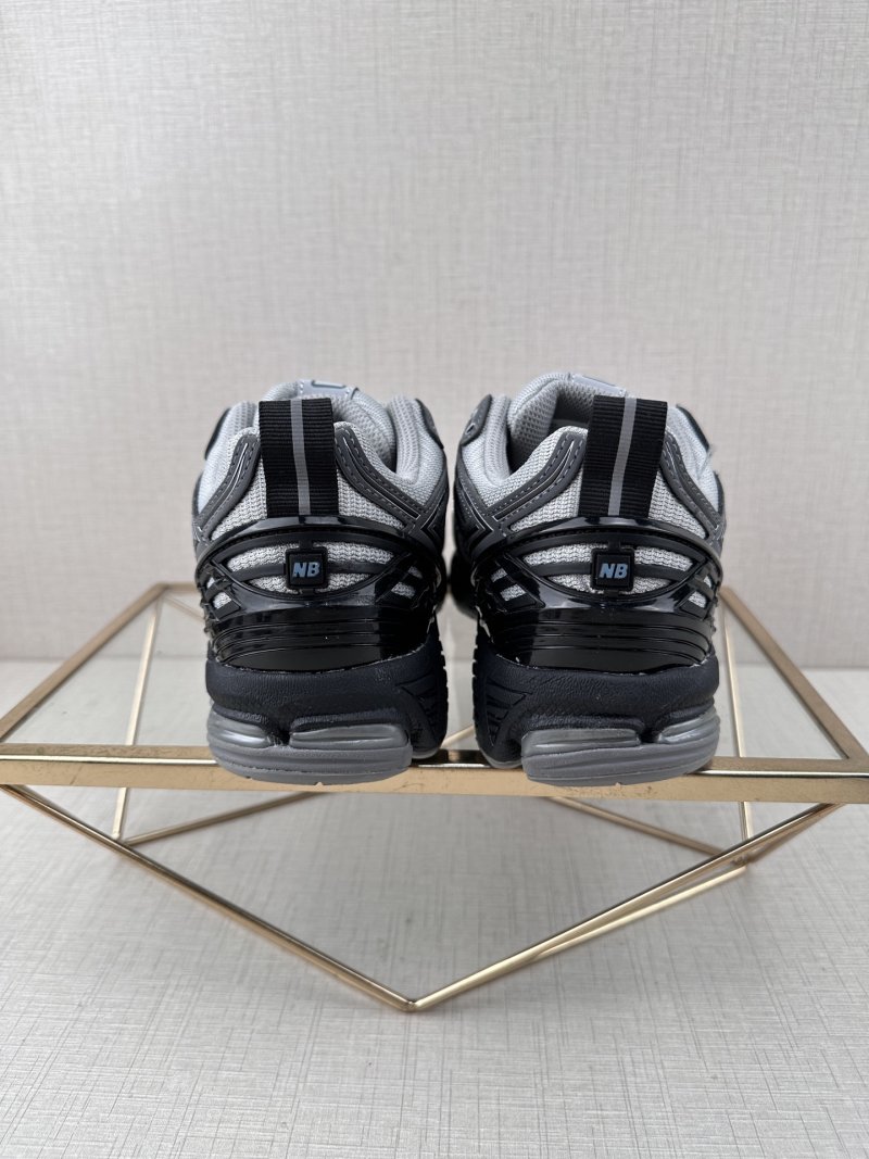 New Balance M1906 view