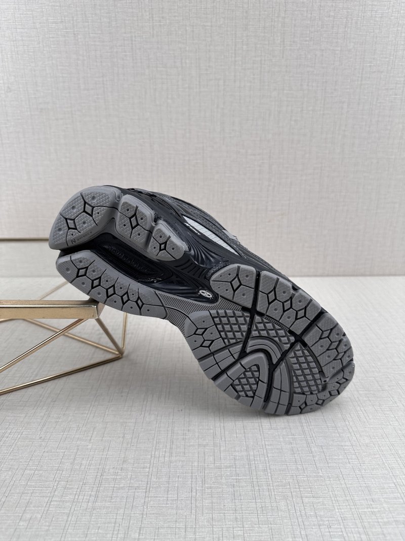 New Balance M1906 view