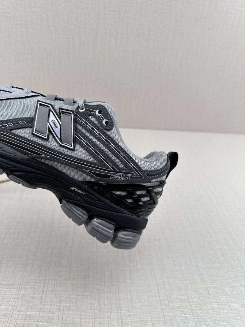 New Balance M1906 view