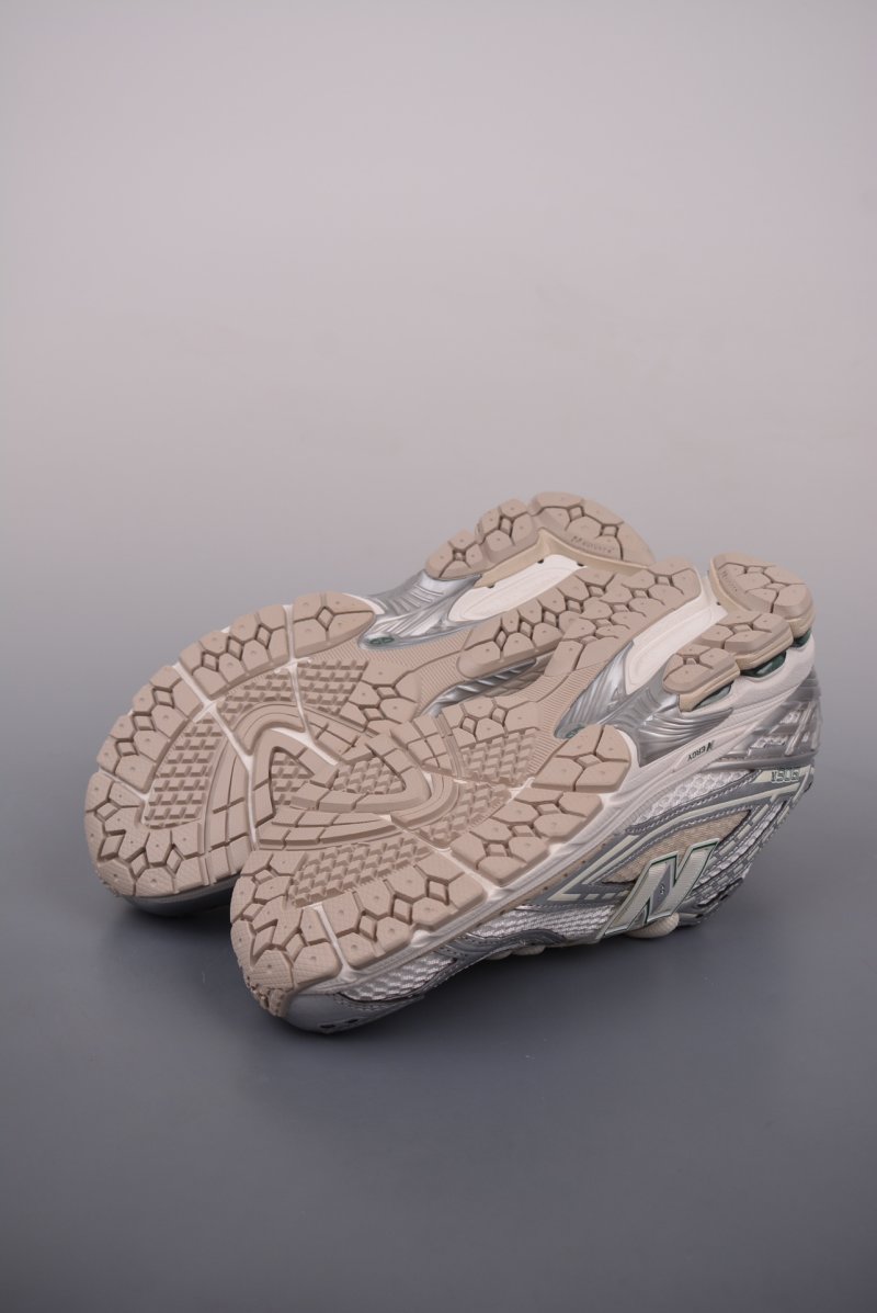 New Balance M1906 view