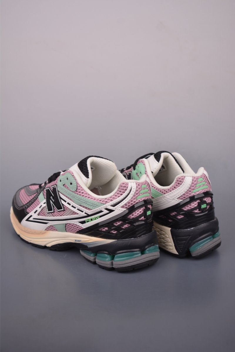 New Balance M1906 view