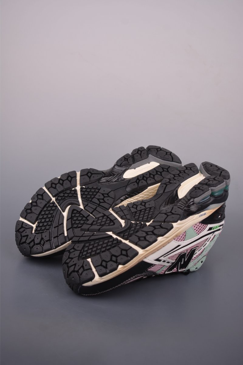New Balance M1906 view