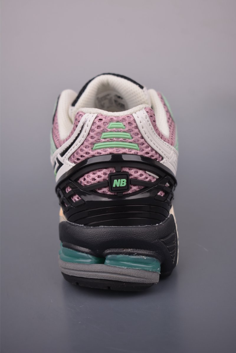 New Balance M1906 view