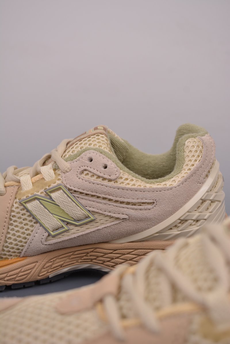 New Balance M1906 view