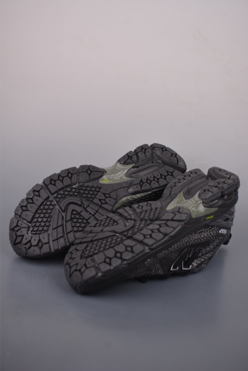 New Balance M1906 view