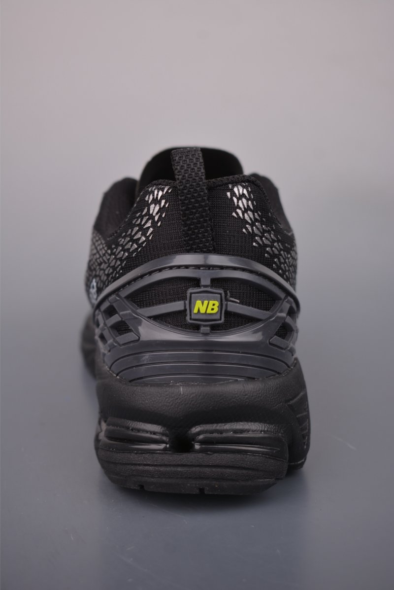 New Balance M1906 view