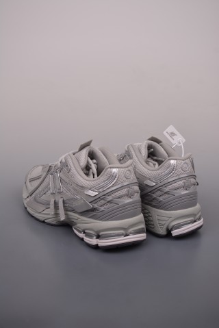 New Balance M1906 view 2
