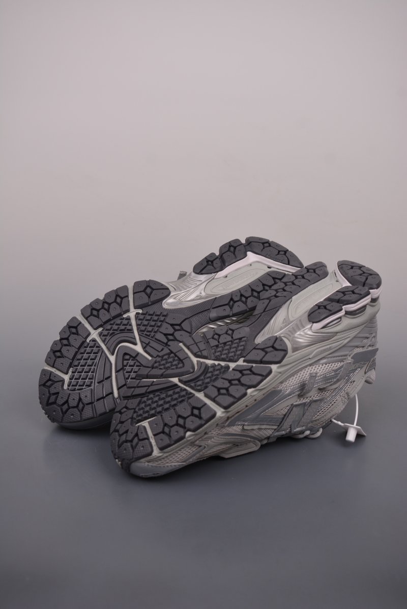 New Balance M1906 view