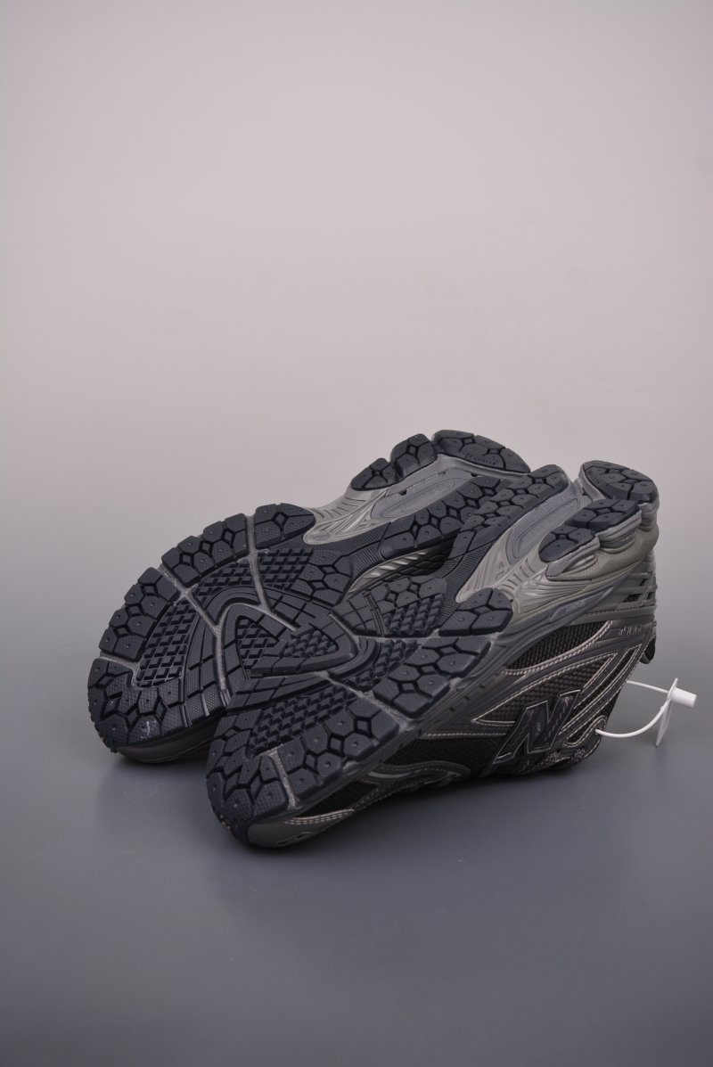 New Balance M1906 view