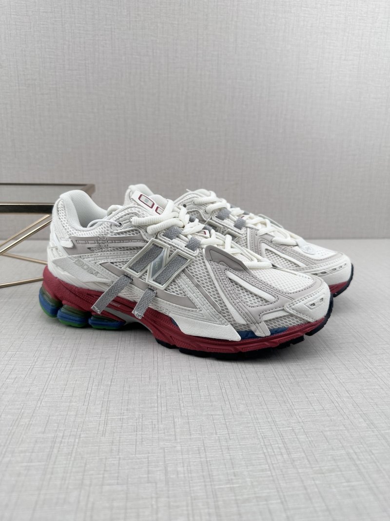 New Balance M1906 view