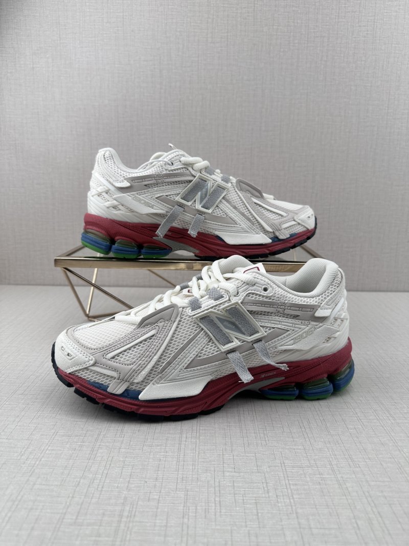 New Balance M1906 view