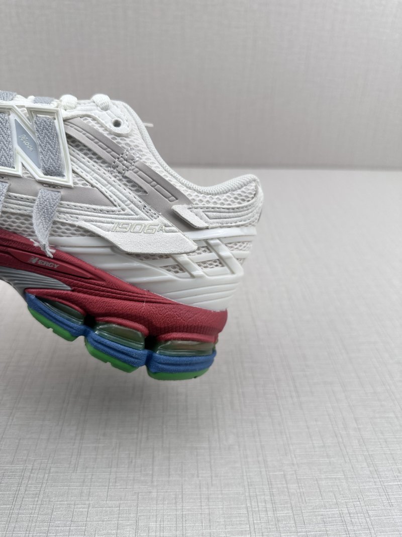 New Balance M1906 view
